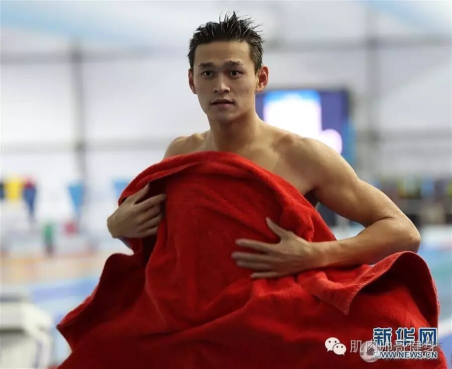 【帅哥】中国游泳队出现，大量粉丝追杨洋，杨洋现帅气胸肌：肌肉帅哥、男模型男健身图片照片（组图） - 3