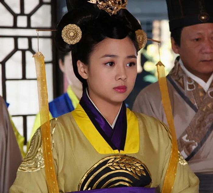 未婚生育,娃都一岁了?36岁女顶流突然晒照,被质疑“去父留子”,网友:现在都流行这么当妈吗?(组图) - 6