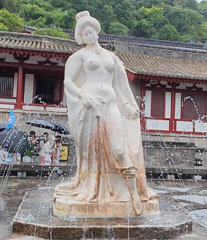 西安华清池“35岁”贵妃雕像,突被指裸胸露点不雅(组图) - 1