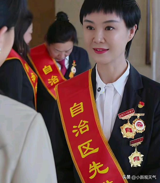 “网红女县长”贺娇龙意外坠马离世？媒体删除消息，知情人发声：仍在抢救（组图） - 6