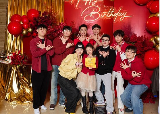 董璇为张维伊庆38岁生日,夫妻亲吻秀恩爱,小酒窝生日贺卡真情流露(组图) - 8
