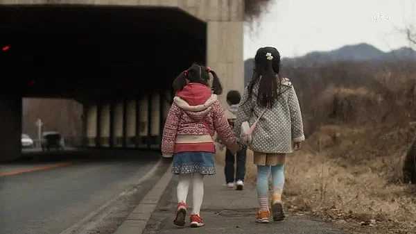 坠入池塘的幼儿园校车、园长和7个孩子(组图) - 5
