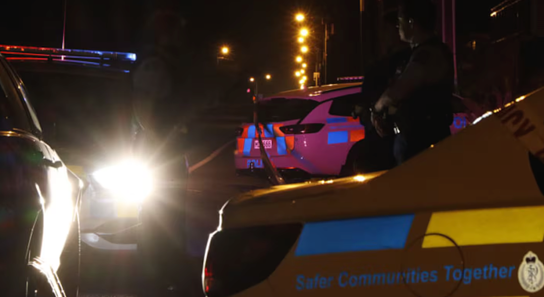 新西兰海滩住宅深夜爆枪击，1死3重伤！奥克兰东区深夜发现重伤者，警方紧急封路！失业率或已见顶，新西兰就业信心回升！南岛暴雨来袭 - 3