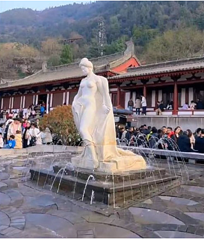 西安华清池“35岁”贵妃雕像,突被指裸胸露点不雅(组图) - 2