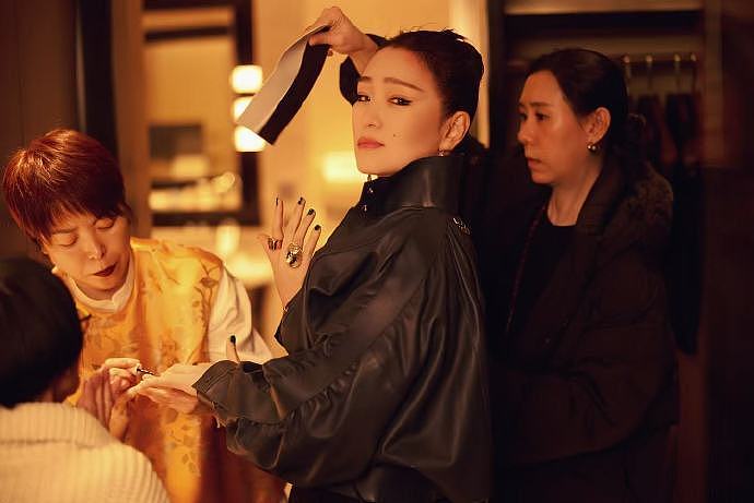 众星出席三里屯活动生图差距 60岁巩俐压轴镇场,宋茜 “老公姐” 造型帅到犯规(组图) - 2