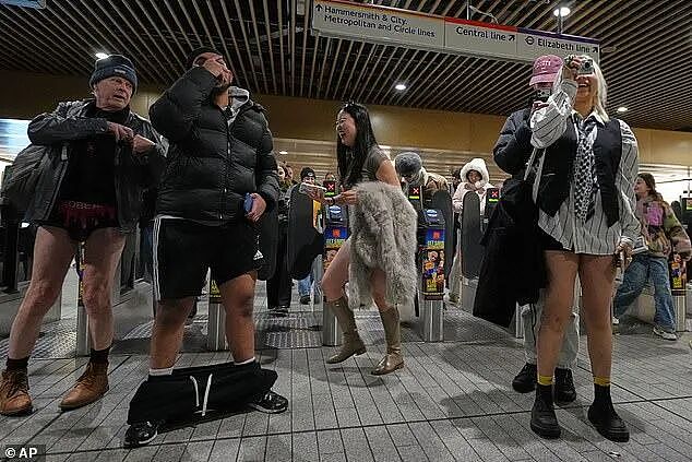 脱裤子脱上瘾?伦敦地铁无裤日被骂上热搜,终于被要求封杀了(组图) - 8