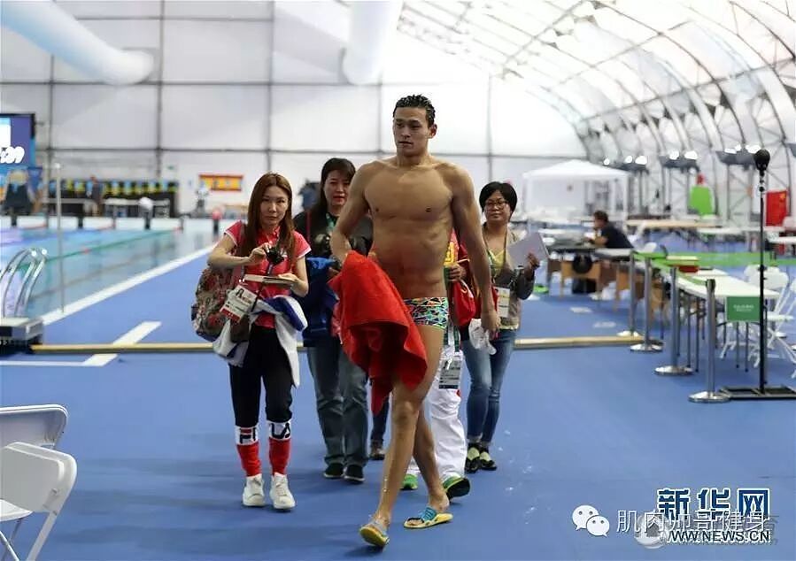 【帅哥】中国游泳队出现，大量粉丝追杨洋，杨洋现帅气胸肌：肌肉帅哥、男模型男健身图片照片（组图） - 1