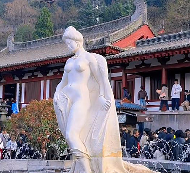 西安华清池“35岁”贵妃雕像,突被指裸胸露点不雅(组图) - 3