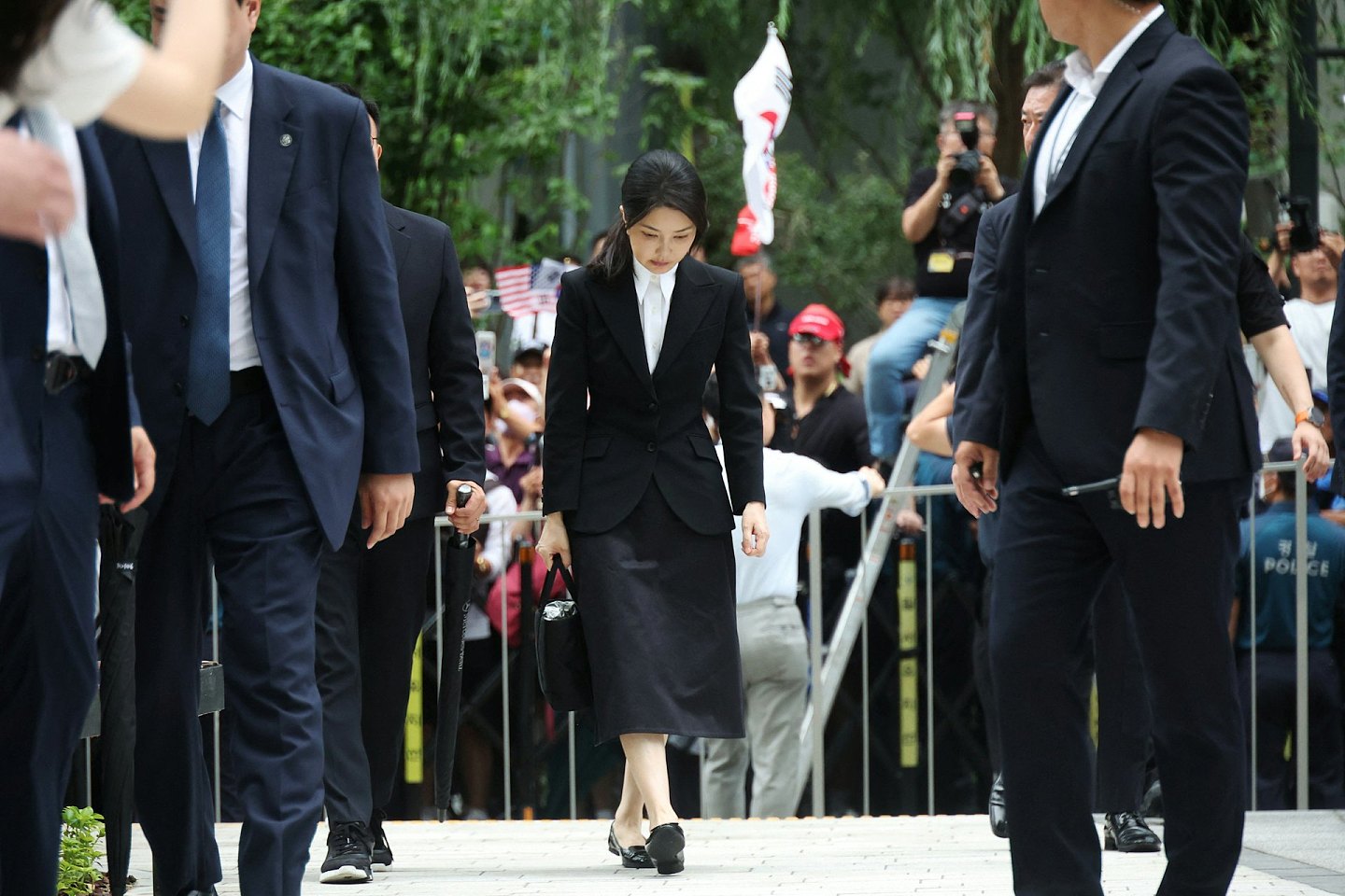 尹锡悦戒严案被控“内乱罪首谋”,韩国检方寻求法院判处死刑(视频/组图) - 9