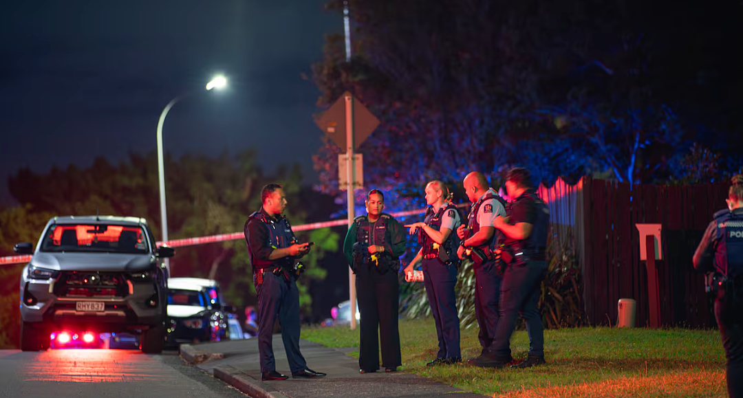 新西兰海滩住宅深夜爆枪击，1死3重伤！奥克兰东区深夜发现重伤者，警方紧急封路！失业率或已见顶，新西兰就业信心回升！南岛暴雨来袭 - 5