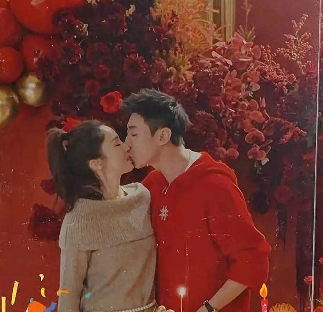 董璇为张维伊庆38岁生日,夫妻亲吻秀恩爱,小酒窝生日贺卡真情流露(组图) - 3