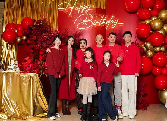 董璇为张维伊庆38岁生日,夫妻亲吻秀恩爱,小酒窝生日贺卡真情流露(组图) - 2