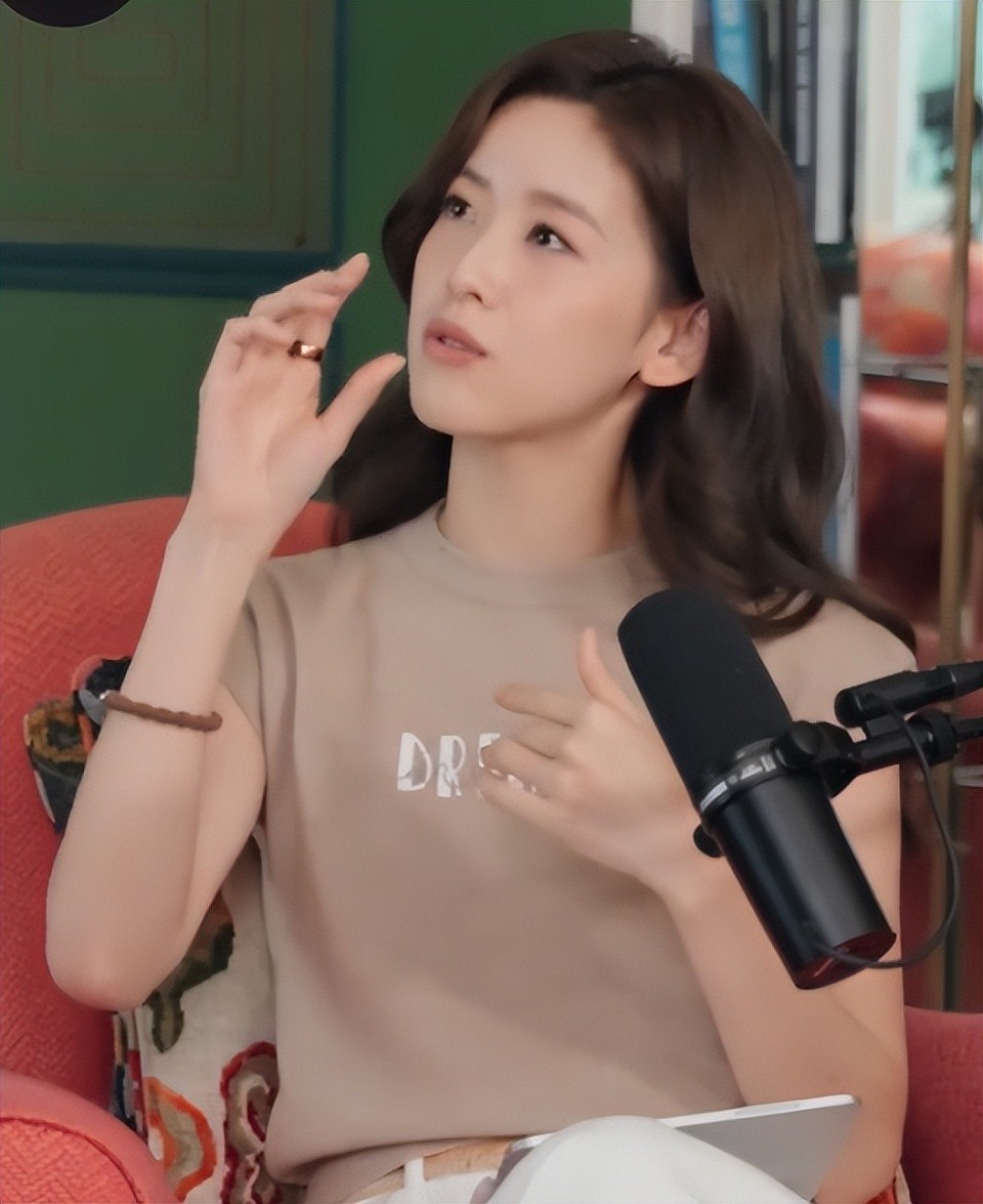 从京东老板娘,到600亿商业大佬,到做节目采访刘嘉玲,章泽天凭什么?(组图) - 4