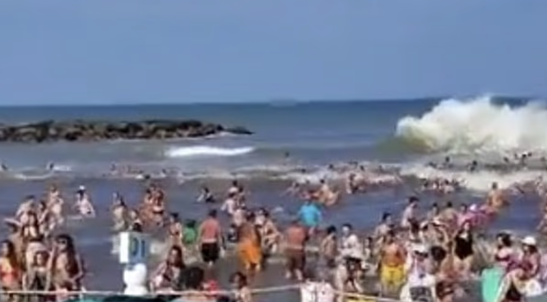 36死伤！海啸突袭度假海滩，9米巨浪狂扑、水位秒涨到脖子、瞬间吞人！“一堵黑墙压过来...”（视频/组图） - 3
