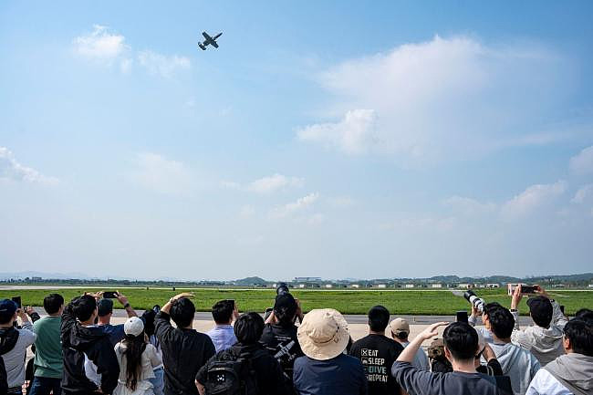 只是航空迷？两中国高中生走遍美军基地拍摄被捕（组图） - 2