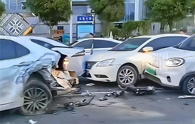 电车失控在市区以超100km/h时速连撞15车，阿维塔回应（视频/组图） - 1