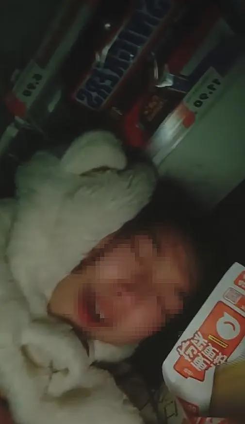 “为用优惠券，90元物品分两次结算遭嘲讽”？女子称在“零食有鸣”购物被锁店内！多方回应（组图） - 1