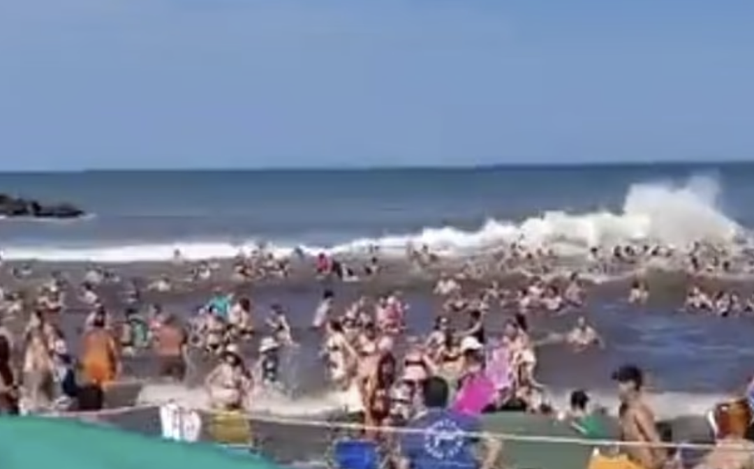 36死伤！海啸突袭度假海滩，9米巨浪狂扑、水位秒涨到脖子、瞬间吞人！“一堵黑墙压过来...”（视频/组图） - 2