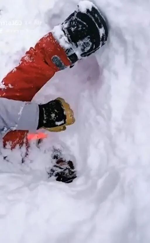 老哥滑雪时发现雪里伸出一只脚!最终在活埋前把人挖出,惊险...(组图) - 4