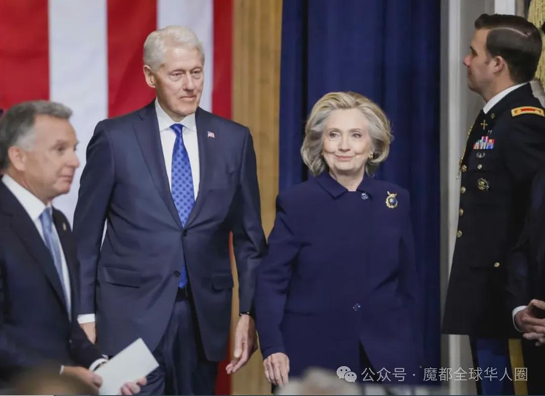 克林顿硬刚爱泼斯坦案传票，拒绝作证！曾被爆多张大尺度照片，几近全裸与神秘女郎泡澡（组图） - 3