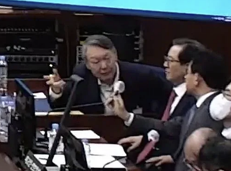 满脸涨红紧抓麦克风!尹锡悦庭上陈述激辩89分钟(组图) - 4