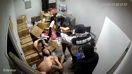 视频疯传！华人地下赌场深夜遭劫，蒙面歹徒扒光华女赌客搜身（视频/组图） - 1