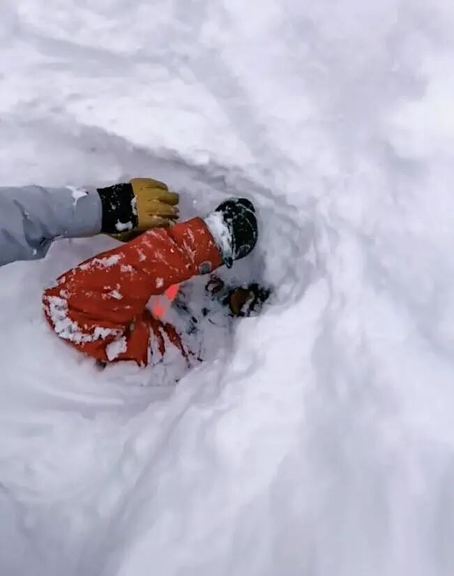 老哥滑雪时发现雪里伸出一只脚!最终在活埋前把人挖出,惊险...(组图) - 5