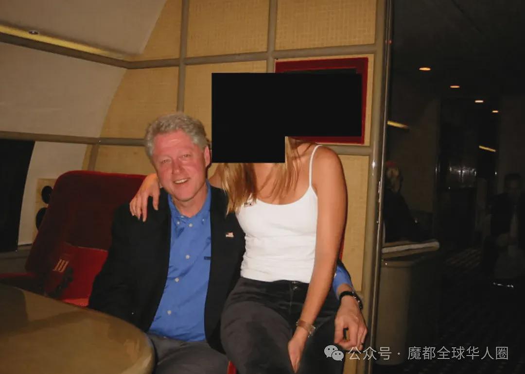克林顿硬刚爱泼斯坦案传票，拒绝作证！曾被爆多张大尺度照片，几近全裸与神秘女郎泡澡（组图） - 10