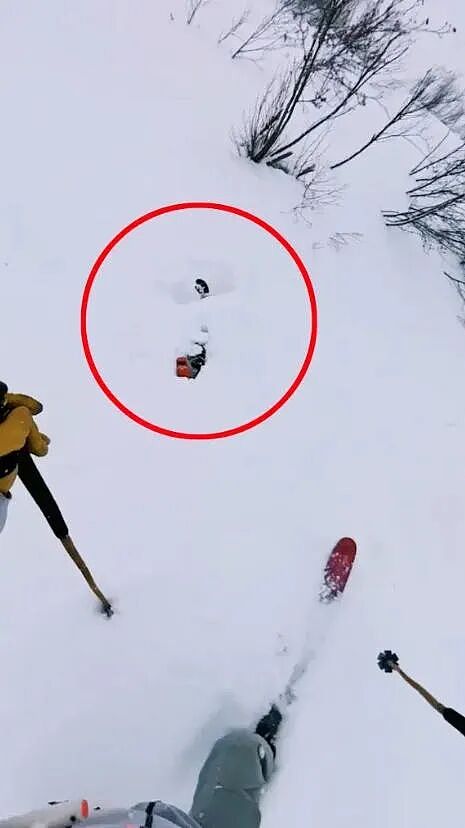 老哥滑雪时发现雪里伸出一只脚!最终在活埋前把人挖出,惊险...(组图) - 2