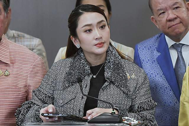 佩通坦卸任泰国总理后身家113亿，收藏217个名牌包，却背巨额债务（组图） - 2