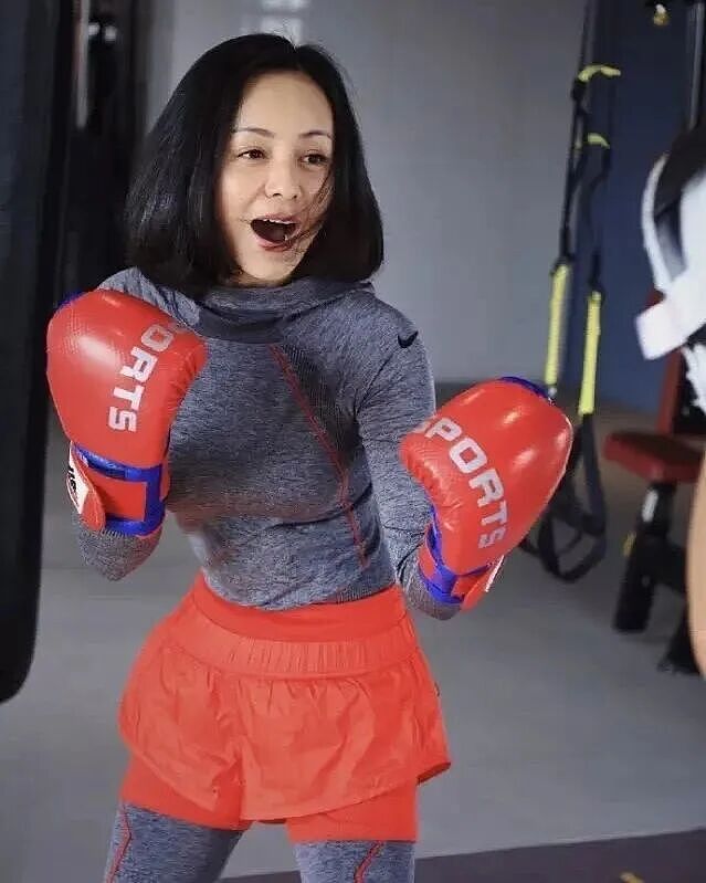 【美女】55岁雪姨性感身材不输林志玲，成熟健康自信的美（组图） - 4
