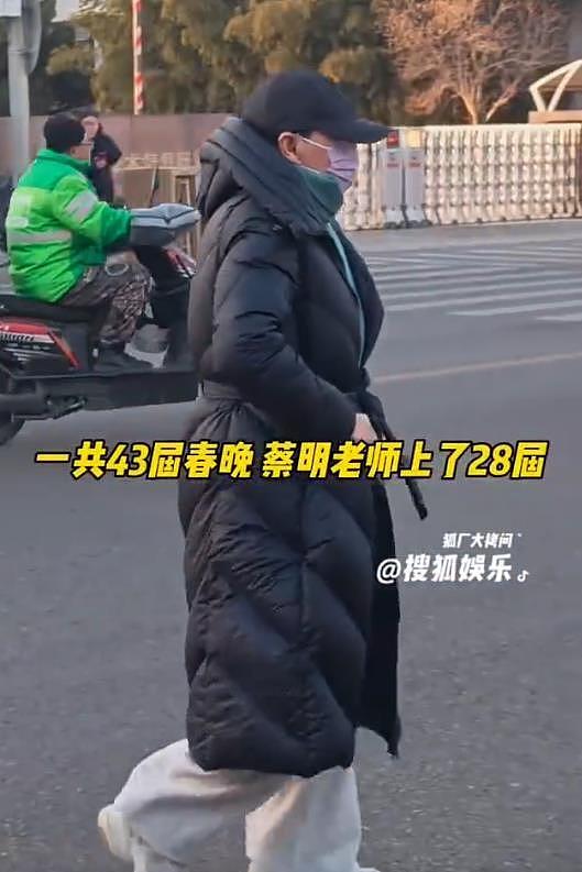 64岁蔡明现身央视春晚彩排，网友：时隔7年再上春晚（组图） - 3