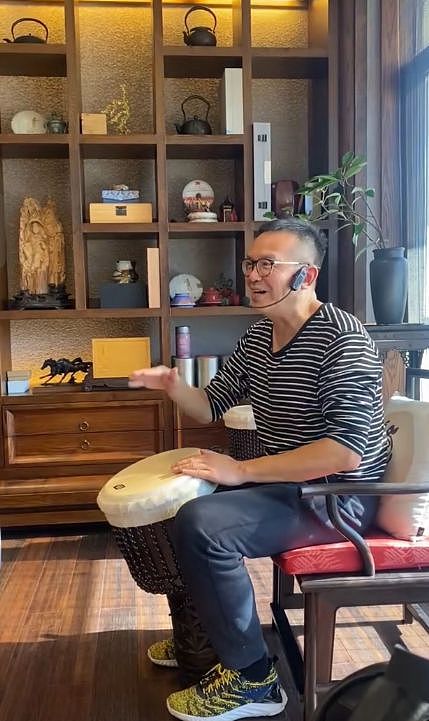 马云前助理陈伟去世，马云夫妇送花圈，两人相识33年经常一起打牌（组图） - 6