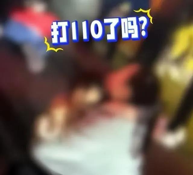 女子当街抢小孩被周围群众按住，小孩家长紧抱孩子边哭边打电话（视频/组图） - 3