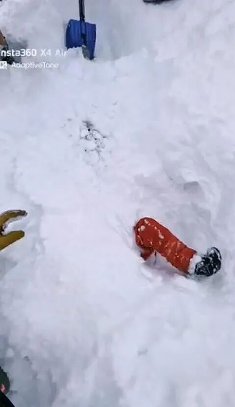 老哥滑雪时发现雪里伸出一只脚!最终在活埋前把人挖出,惊险...(组图) - 8