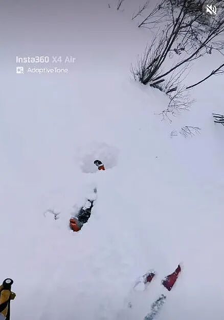 老哥滑雪时发现雪里伸出一只脚!最终在活埋前把人挖出,惊险...(组图) - 3