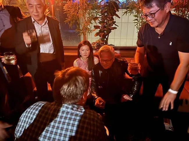 不惜对黄仁勋使出“美人计”？照片中那人原来是她...（图） - 1