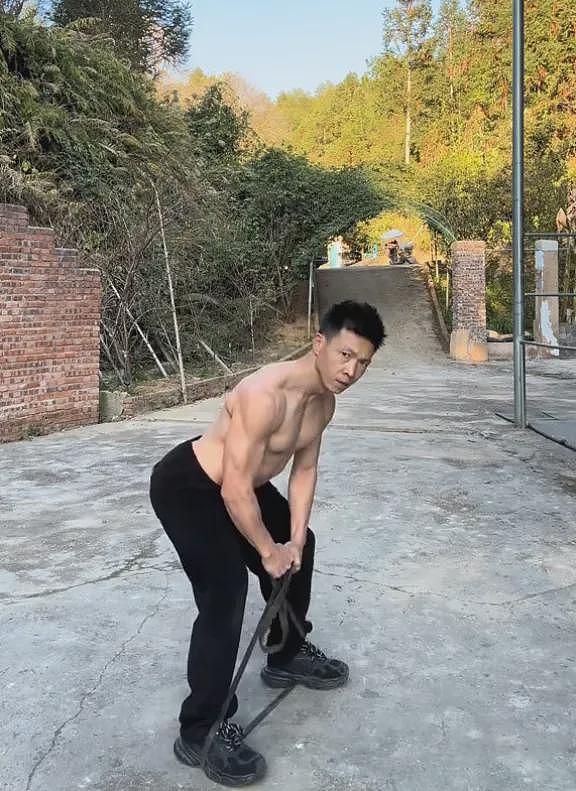 【帅哥】38岁福建运动博主,花式秀超恐怖核心力量,这一身腱子肉哪还穿什么羽绒服(组图) - 7