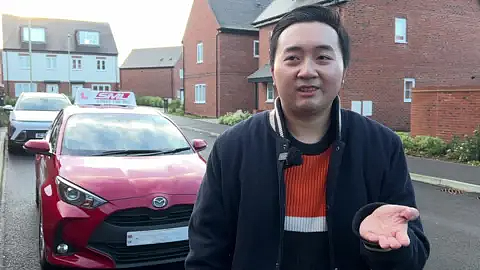 明明对着证件照都认得出，华裔小哥却被一句“你不像你自己”挡在驾考门外（组图） - 2