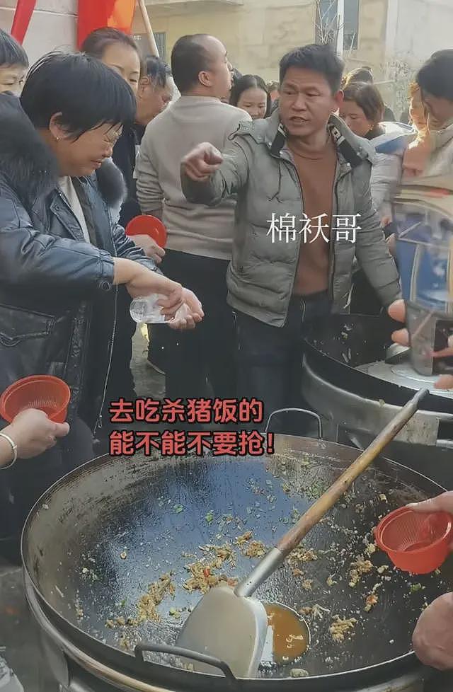 丰城杀猪宴翻车了，现场一片混乱， 抢菜掀桌堵后厨，直接变闹剧（组图） - 3