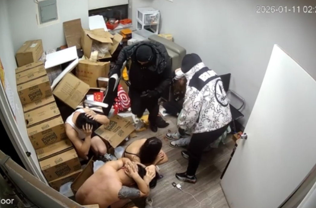 深夜噩梦！法拉盛公寓遭武装洗劫，抢走30万美元，9名华人男女被扒光衣服羞辱（组图） - 4