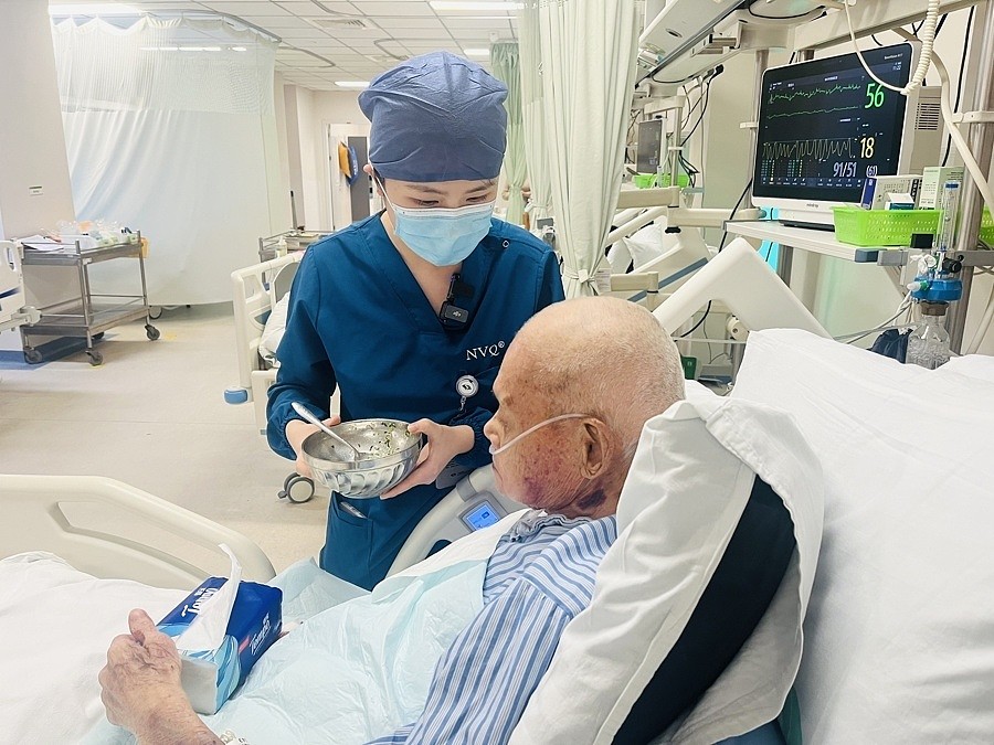 “当亲人成为病床编号，谁来打捞下沉的我们？”直击上海医院免陪照护病区（组图） - 2