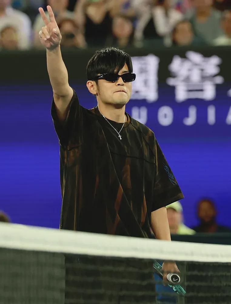 周杰伦现身“澳网“,球都没碰到就淘汰,摔墨镜瞬间引粉丝狂喊(组图) - 4