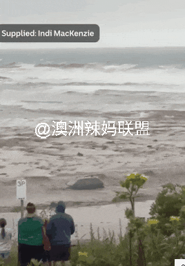 “差10秒就没命了”！大洋路突发罕见灾害，多个房车营地被迫疏散，数百名居民和游客无家可归（组图） - 12