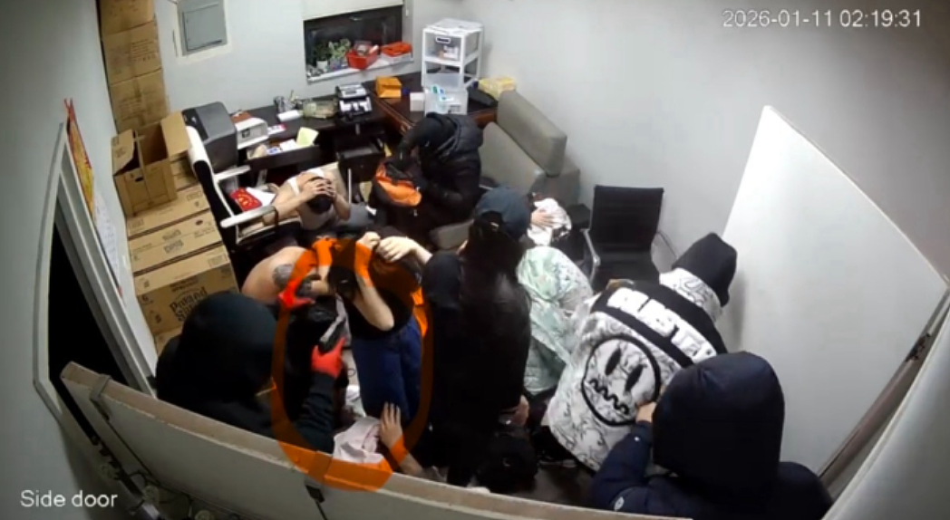 深夜噩梦！法拉盛公寓遭武装洗劫，抢走30万美元，9名华人男女被扒光衣服羞辱（组图） - 1