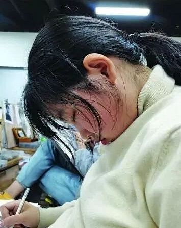 23岁女患骨癌遭截肢,父母失联自签做6次手术求生:妈说她是负累(组图) - 10