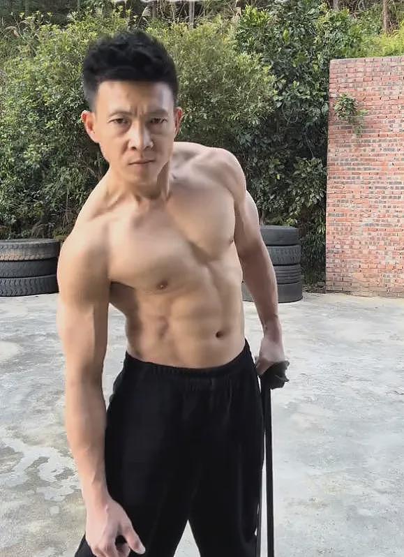 【帅哥】38岁福建运动博主,花式秀超恐怖核心力量,这一身腱子肉哪还穿什么羽绒服(组图) - 8