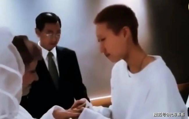 成龙女儿吴卓林结婚现场曝光，与爱人牵手甜笑（组图） - 1