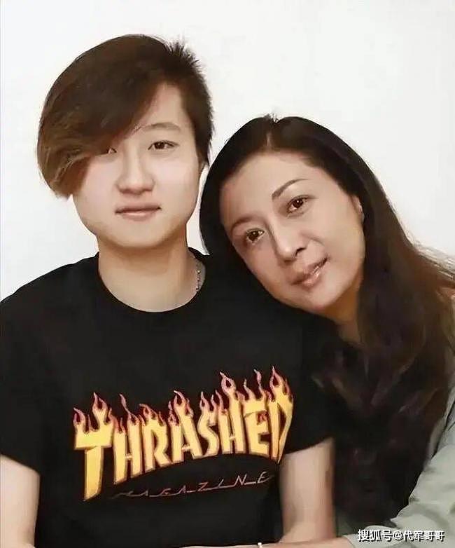 成龙女儿吴卓林结婚现场曝光，与爱人牵手甜笑（组图） - 7