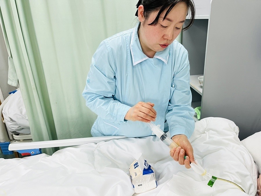 “当亲人成为病床编号，谁来打捞下沉的我们？”直击上海医院免陪照护病区（组图） - 3